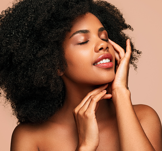 Jeune femme africaine à la peau lisse et aux cheveux frisés l Lipowheat™