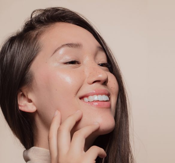 Jeune femme asiatique à la peau lumineuse et lisse l Lipowheat™
